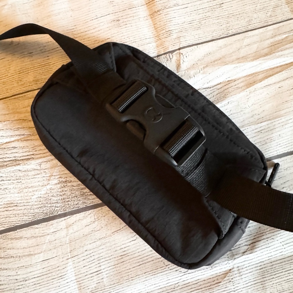 Lululemon Everywhere Belt Bag Black Crossbody Waist Pack Nylon O/S - Picture 2 of 8